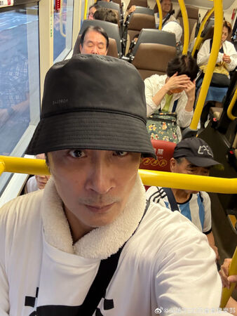 ▲吳鎮宇搭公車刷老年卡被司機質疑。（圖／翻攝自微博／吳鎮宇DD的食食猪樂部）