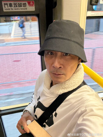 ▲吳鎮宇搭公車刷老年卡被司機質疑。（圖／翻攝自微博／吳鎮宇DD的食食猪樂部）