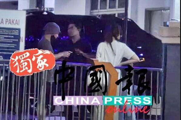 快訊/黃明志現身警局自首 友人陪同下車先自拍