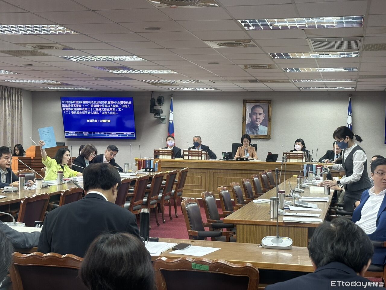 藍白力推停止年改 時力:240萬人年金領不到公教人員樓地板一半