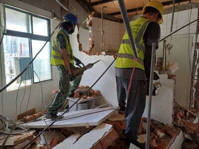 ▲頂加違建又作套房出租市府強制拆除收費逾300件 。（圖／新北市府工務局）