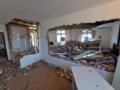 ▲頂加違建又作套房出租市府強制拆除收費逾300件 。（圖／新北市府工務局）