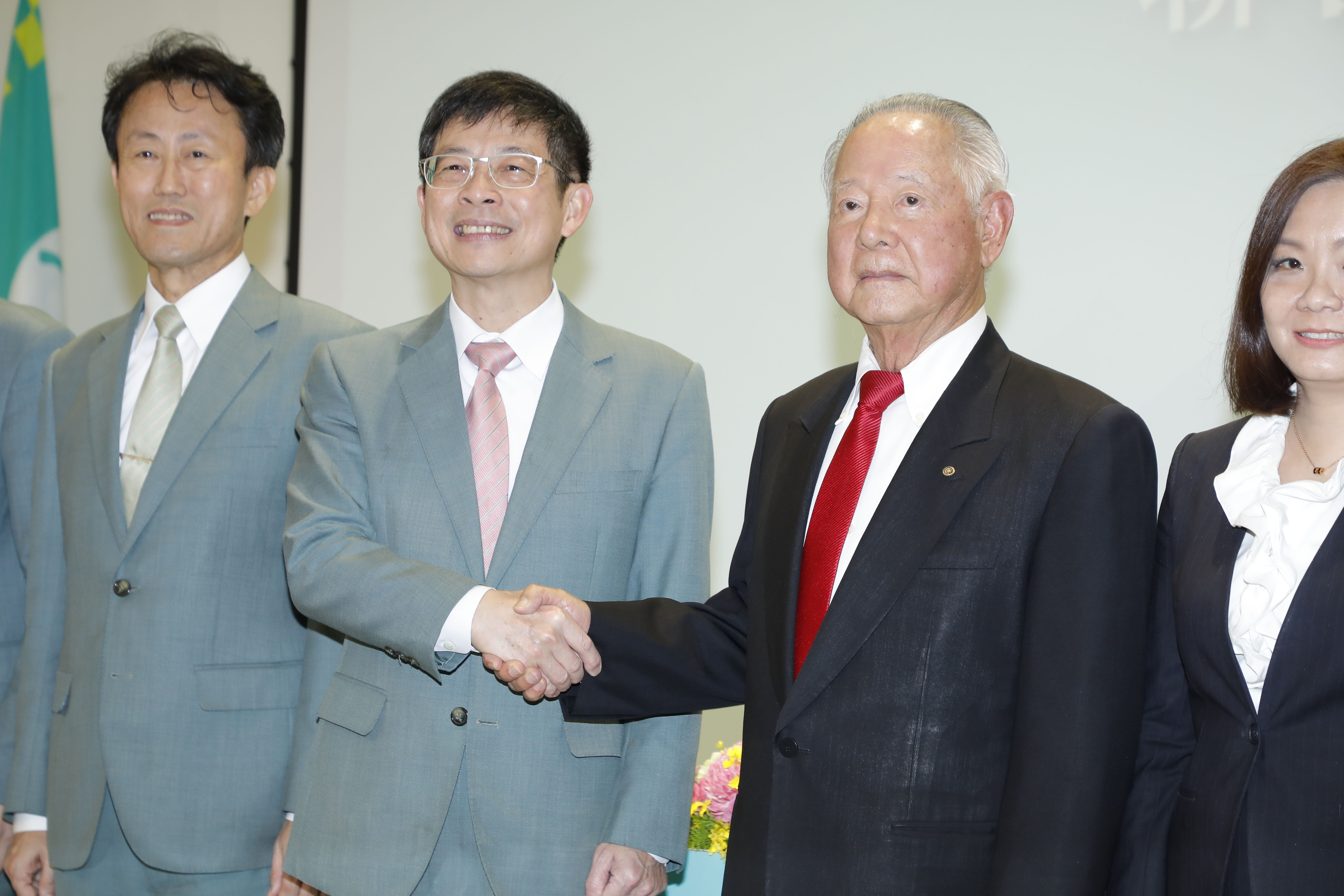 ▲▼玉山金控三商人壽就併購一事召開聯合記者會，左起：玉山金控財務長程國榮、玉山金控總經理陳茂欽、玉山金控董事長黃男州、三山人壽董事長翁肇喜、三商人壽總經理陳宏昇出席。（圖／記者湯興漢攝）