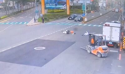 桃園堆高機突鬼切!騎士閃不過撞牙叉彈飛慘摔 超痛畫面曝