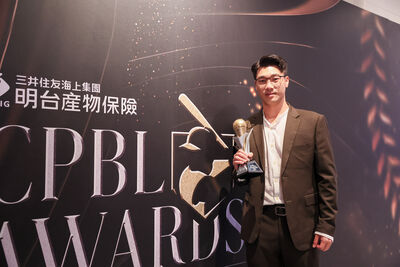 「或許明年打完就休息」李振昌達到平野的目標　戴眼鏡領獎有原因