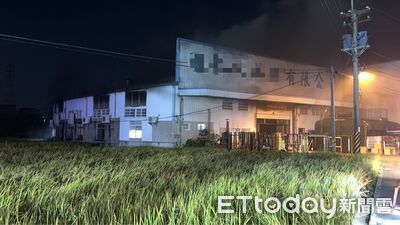 台中鐵皮工廠晚間火警「狂冒濃煙」!2名移工送醫