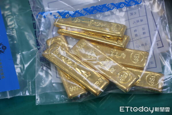 ▲警方中午找到苗栗市忠烈祠廣場的黃金條失主，初步了解為失智老翁，擔心被偷才隨身攜帶鉅款。（圖／記者楊永盛翻攝）