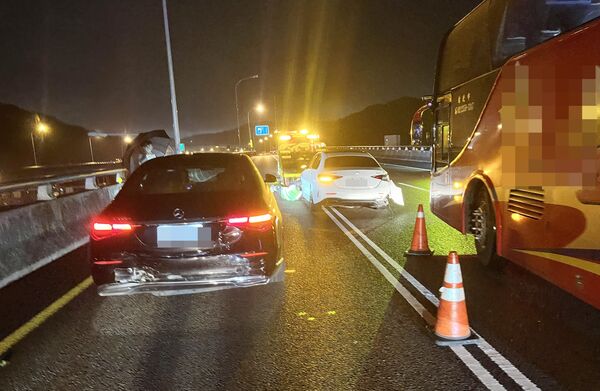 ▲國一五楊高架道北向桃園路段昨晚發生4車連環碰撞事故，國道警方到場處理。（圖／國道一隊提供）