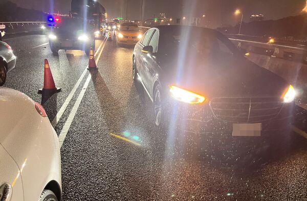 ▲國一五楊高架道北向桃園路段昨晚發生4車連環碰撞事故，黑色賓士車在內側高乘載車道受損嚴重。（圖／國道一隊提供）