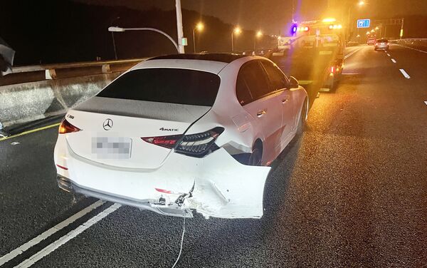 ▲國一五楊高架道北向桃園路段昨晚發生4車連環碰撞事故，白色賓士車遭碰撞保險桿受損脫落。（圖／國道一隊提供）