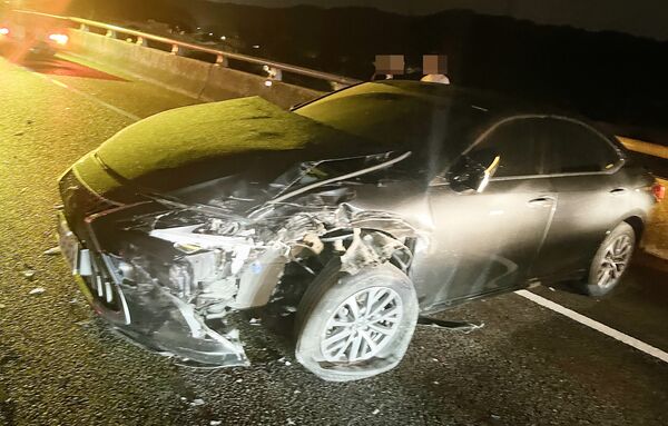 ▲國一五楊高架道北向桃園路段昨晚發生4車連環碰撞事故，自小客車遭碰撞後受損嚴重。（圖／國道一隊提供）