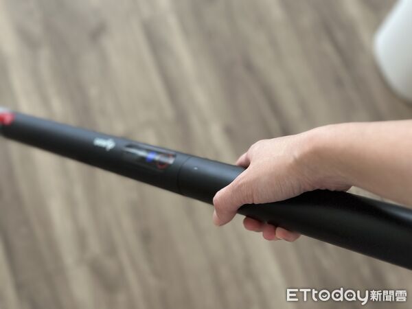 ▲Dyson筆型吸塵器PencilVac Fluffycones。（圖／記者蔡惠如攝）