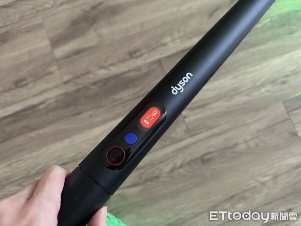 ▲Dyson筆型吸塵器PencilVac Fluffycones。（圖／記者蔡惠如攝）