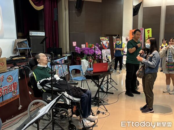 ▲李振全原為搖滾創作歌手，因車禍癱瘓後靠輪椅代步，現以音樂分享生命故事，呼籲珍惜生命、注意交通安全。（記者林東良翻攝，下同）