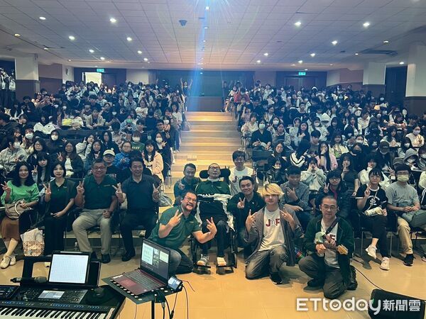 ▲李振全原為搖滾創作歌手，因車禍癱瘓後靠輪椅代步，現以音樂分享生命故事，呼籲珍惜生命、注意交通安全。（記者林東良翻攝，下同）