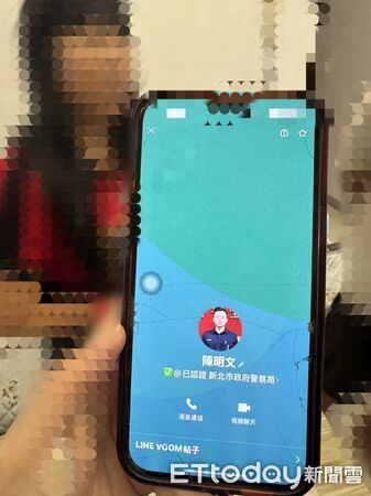 ▲東港警方勸阻陳女被騙。（圖／記者陳崑福翻攝）