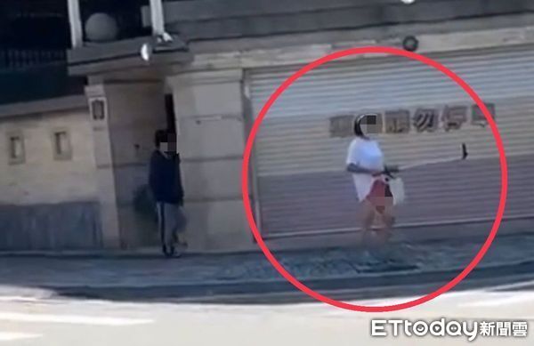 ▲台中一名44歲大叔多次於街道上穿著女裝、戴假陽具裸露下體自拍，遭法院判處拘役50日。（圖／記者白珈陽翻攝）