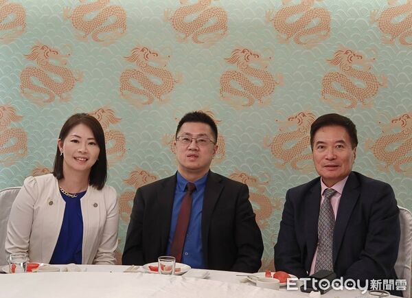 ▲左起捷迅副總經理葉子菁、總經理孫鋼銀、董事長長特助楊永華。（圖／記者張佩芬攝）
