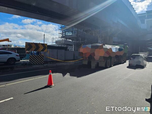 ▲▼             新北鶯歌區一輛曳引車輾斃行人。（圖／記者陳以昇翻攝，下同）