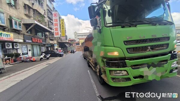 ▲▼             新北鶯歌區一輛曳引車輾斃行人。（圖／記者陳以昇翻攝，下同）