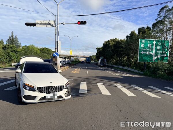 ▲苗栗縣竹南鎮台13線跟國3香山交流道附近路口，重機涉闖紅燈撞上賓士轎車，騎士重傷送醫。（圖／記者楊永盛翻攝）