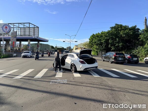 ▲苗栗縣竹南鎮台13線跟國3香山交流道附近路口，重機涉闖紅燈撞上賓士轎車，騎士重傷送醫。（圖／記者楊永盛翻攝）