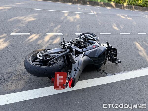 ▲苗栗縣竹南鎮台13線跟國3香山交流道附近路口，重機涉闖紅燈撞上賓士轎車，騎士重傷送醫。（圖／記者楊永盛翻攝）