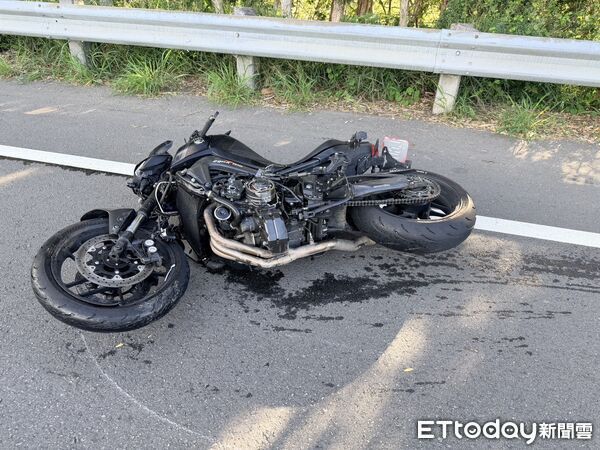 ▲苗栗縣竹南鎮台13線跟國3香山交流道附近路口，重機涉闖紅燈撞上賓士轎車，騎士重傷送醫。（圖／記者楊永盛翻攝）