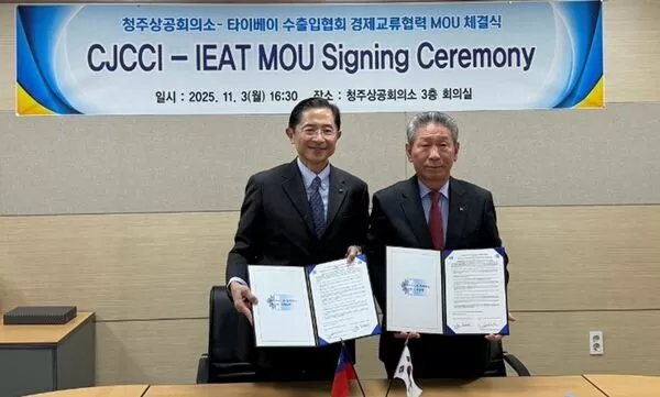 ▲IEAT台韓經貿聯誼會主任委員柯彥輝理事(左)與CJCCI會長車泰煥(右)代表簽署MOU，奠定未來長期交流與合作基礎。（圖／IEAT提供）