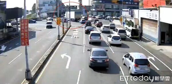 ▲台南市仁德區文德路與中山路口上午發生大貨車與自小客車轉彎碰撞事故，所幸無人受傷。（記者林東良翻攝，下同）