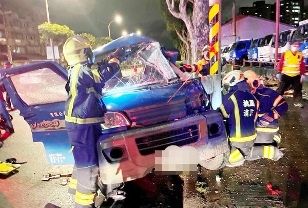 ▲桃園市龜山區忠義路3日晚間發生轎車追撞小貨車，害小貨車駕駛傷重慘死，警消現場搶救受困戴姓駕駛。（資料照／龜山警方提供）