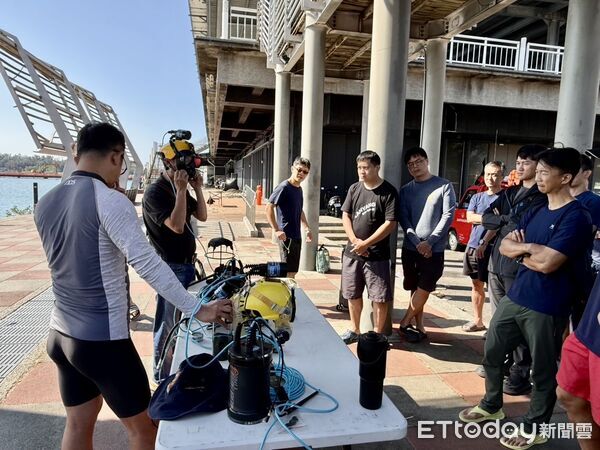 ▲台南市政府消防局舉辦潛水人員複訓課程，導入水下視訊與通話技術，提升救援安全性與即時掌握能力。（記者林東良翻攝，下同）