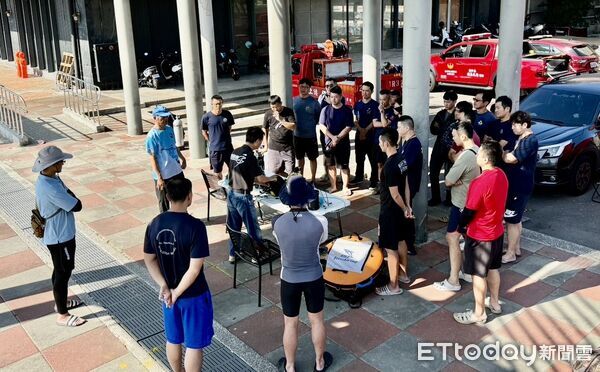 ▲台南市政府消防局舉辦潛水人員複訓課程，導入水下視訊與通話技術，提升救援安全性與即時掌握能力。（記者林東良翻攝，下同）