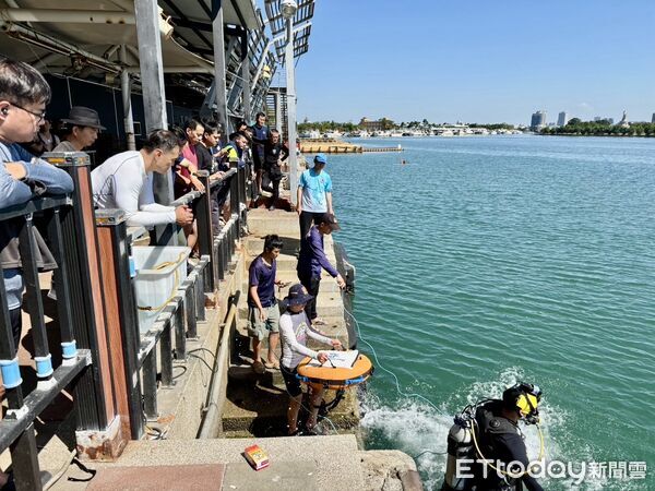 ▲台南市政府消防局舉辦潛水人員複訓課程，導入水下視訊與通話技術，提升救援安全性與即時掌握能力。（記者林東良翻攝，下同）