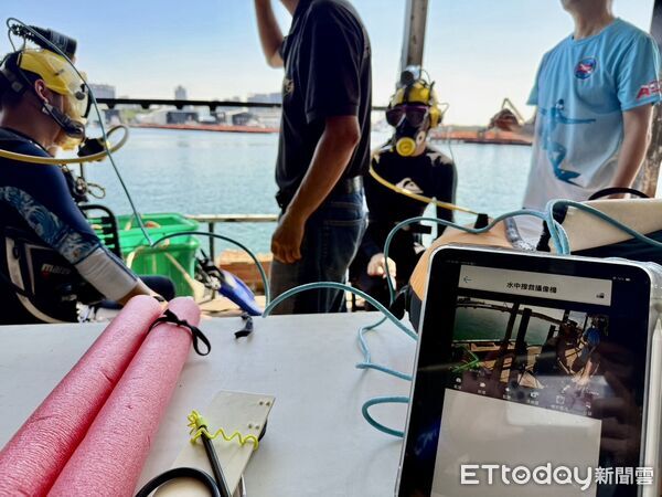 ▲台南市政府消防局舉辦潛水人員複訓課程，導入水下視訊與通話技術，提升救援安全性與即時掌握能力。（記者林東良翻攝，下同）