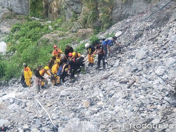 ▲工人駕駛裝載機擦撞到山壁後跌落山谷，工人因此喪命。（圖／地方中心翻攝）