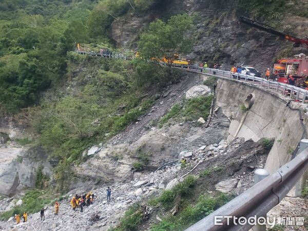 ▲工人駕駛裝載機擦撞到山壁後跌落山谷，工人因此喪命。（圖／地方中心翻攝）