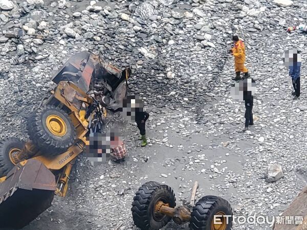 ▲工人駕駛裝載機擦撞到山壁後跌落山谷，工人因此喪命。（圖／地方中心翻攝）