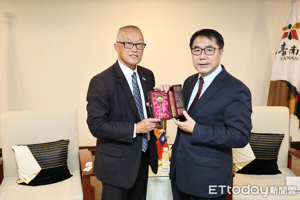 ▲美國託倫斯市長陳光豪拜會台南市長黃偉哲，雙方就少棒國際交流與城市合作進行討論。（記者林東良翻攝，下同）