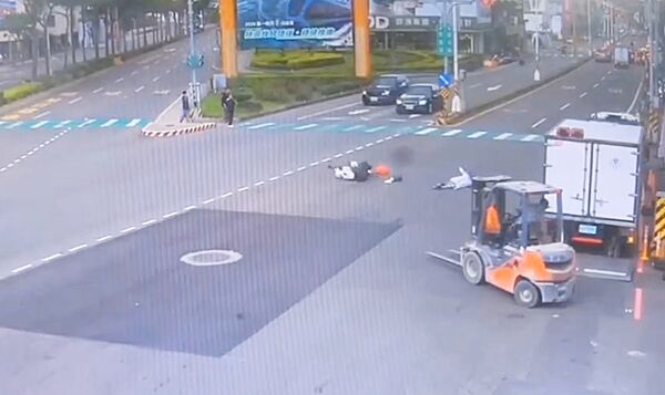 ▲桃園市張姓男子今天中午駕駛堆高機在桃園區春日路突然左轉，導致直行機車閃避不及摔車，圖為撞擊瞬間監視畫面。（圖／桃園警方提供）