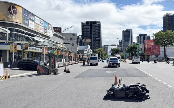 ▲桃園市張姓男子今天中午駕駛堆高機在桃園區春日路突然左轉，害直行機車閃摔車，桃園警方到場處理。（圖／桃園警方提供）