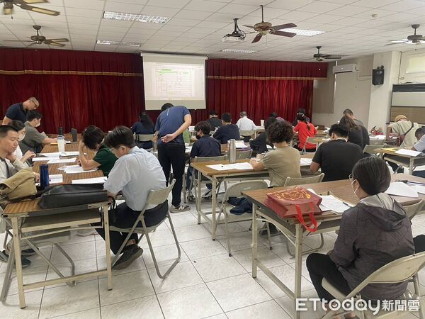 ▲台南市消防局第一大隊舉辦防火管理計畫書說明會，協助業者了解新制內容。（記者林東良翻攝，下同）