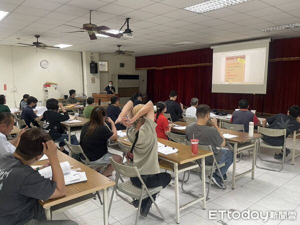 ▲台南市消防局第一大隊舉辦防火管理計畫書說明會，協助業者了解新制內容。（記者林東良翻攝，下同）