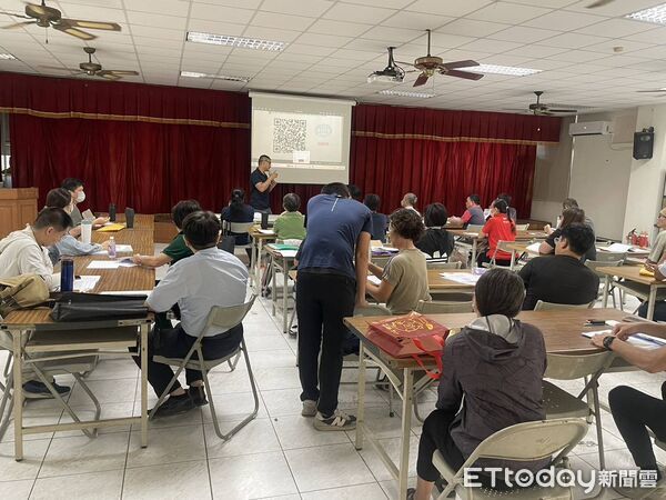 ▲台南市消防局第一大隊舉辦防火管理計畫書說明會，協助業者了解新制內容。（記者林東良翻攝，下同）