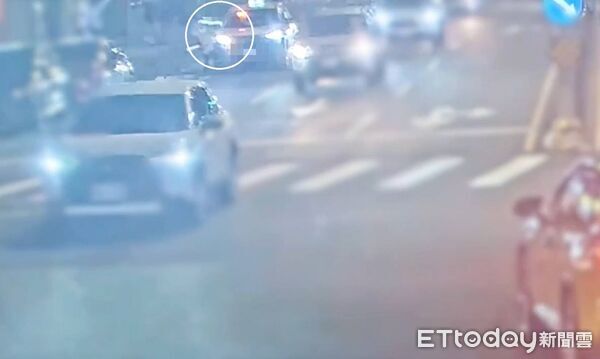 ▲日籍男宮尾對於玉成所警員郭懷升迅速幫他找回手機相當感激。（圖／記者張君豪翻攝）