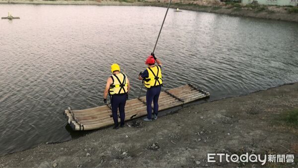 ▲台南七股一名78歲老翁下午疑為處理魚塭風車卡住失足落水，消防局出動消防人員在筏上及派潛水員下水搜尋中。（記者林東良翻攝，下同）