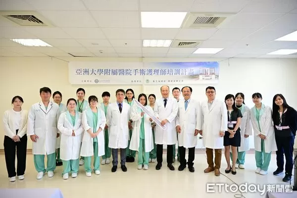▲亞大醫院手術護理師培訓班正式開課，院長許永信特別將手術器械道具贈予學員，鼓勵未來成為醫師神隊友。（圖／記者游瓊華翻攝）