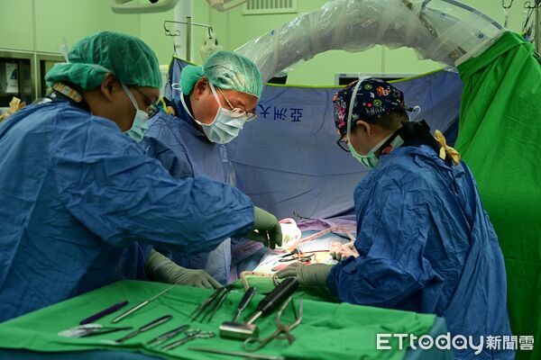 ▲亞大醫院手術護理師培訓班正式開課，院長許永信特別將手術器械道具贈予學員，鼓勵未來成為醫師神隊友。（圖／記者游瓊華翻攝）