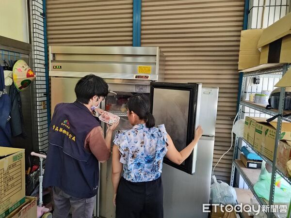 ▲豬瘟案主兒遭押解返家！衛生局急採9檢體，連夜送驗結果曝光。（圖／台中市衛生局提供）