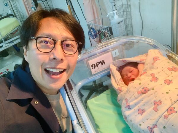 ▲張啟樂開心當爸。（圖／張啟樂提供）